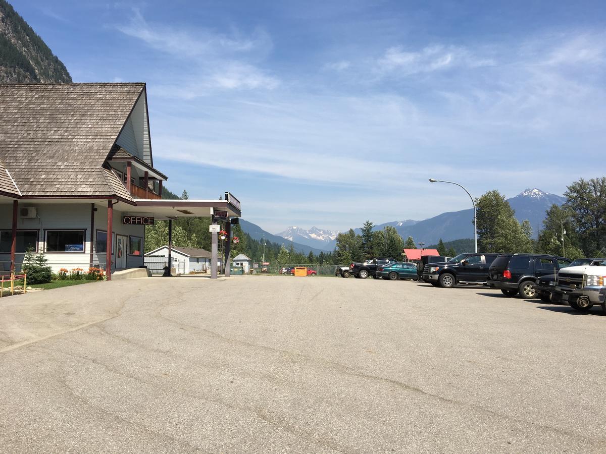 Peaks Lodge Revelstoke Exterior foto