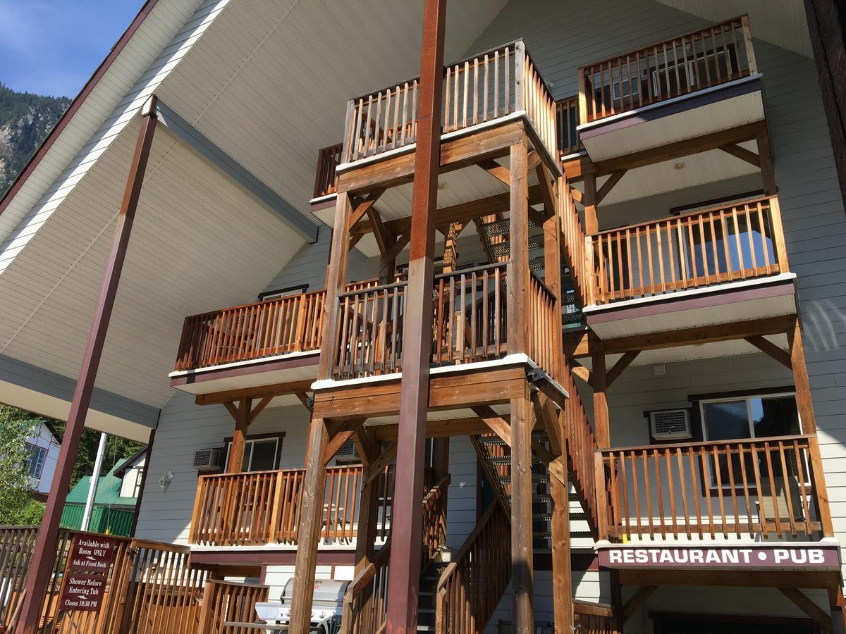 Peaks Lodge Revelstoke Exterior foto