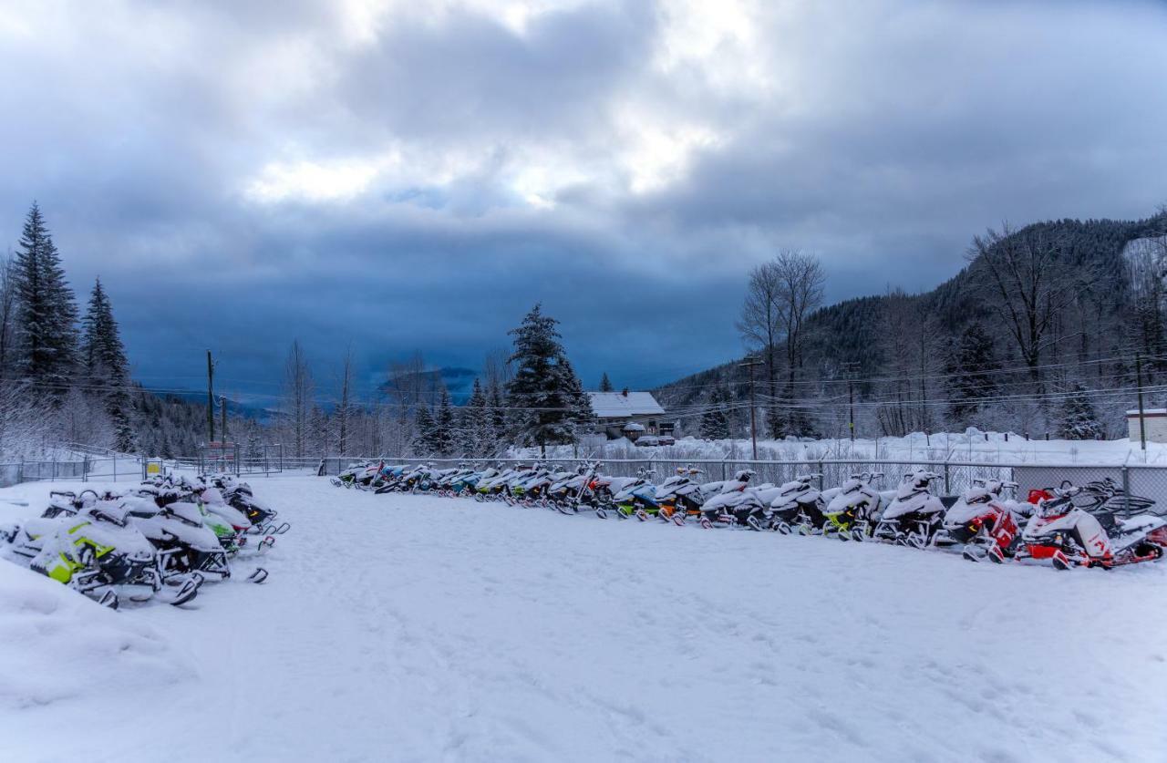 Peaks Lodge Revelstoke Exterior foto