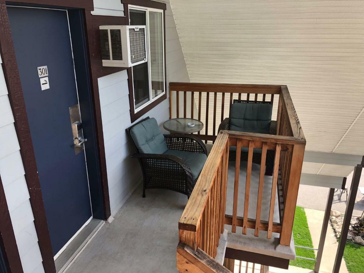 Peaks Lodge Revelstoke Exterior foto