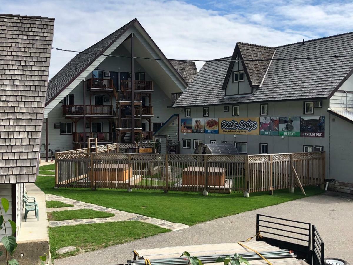 Peaks Lodge Revelstoke Exterior foto
