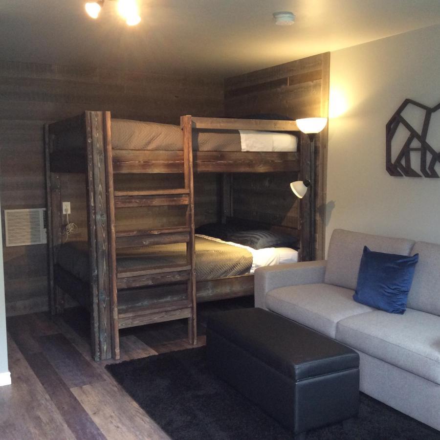 Peaks Lodge Revelstoke Exterior foto