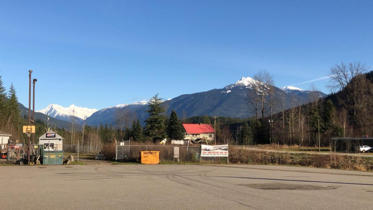 Peaks Lodge Revelstoke Exterior foto