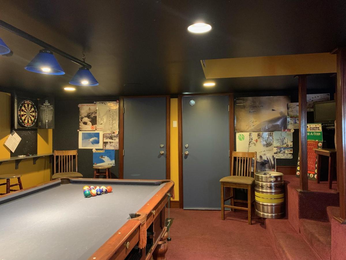 Peaks Lodge Revelstoke Exterior foto